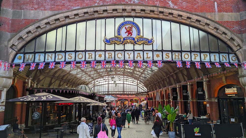 Entrance to Windsor Royal Station Shopping